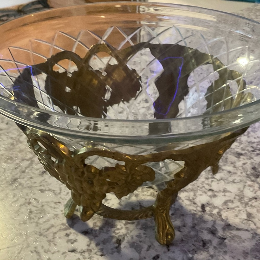 Luxurious Gold and Clear Glass Serving Bowl featuring grape vines - Picture 3 of 11